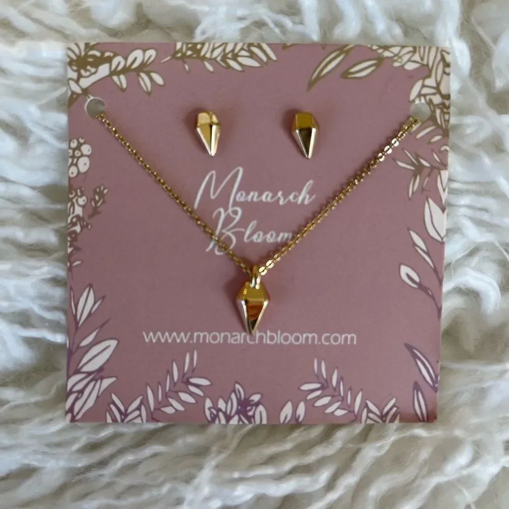 Monarch Bloom Shine Bight Necklace + Earrings Set